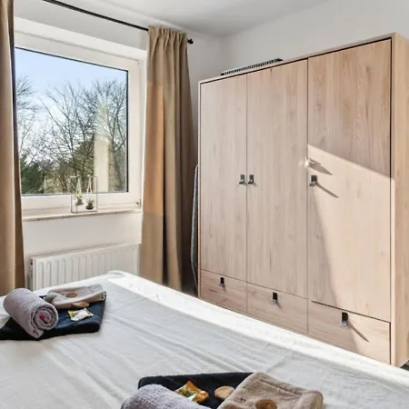 Апартаменты Getaway Mit Balkon - Grossem Doppelbett & Schlafsofa Fuer Insg 4 Pers - Ruhig Gelegen, Ideal Zum Wohlfuehlen&ankommen - Kinderbett&hochstuhl - Messe Duesseldorf&essen - S-bahn *